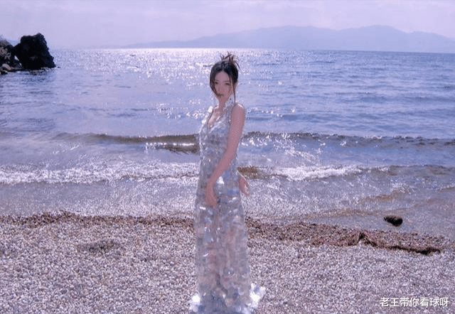 徐璐|徐璐在云南拍写真，把一地碎石当沙滩，躺在上面摆造型