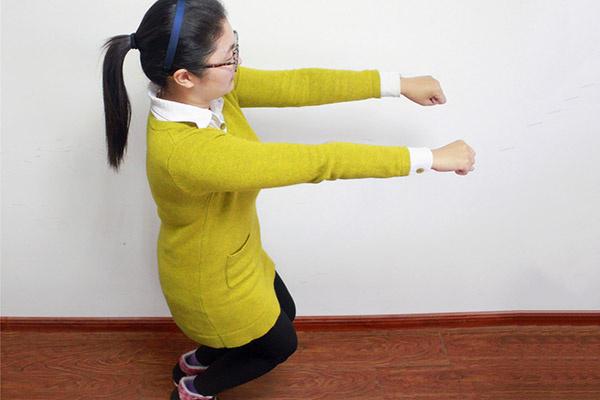 养生|深蹲有六大好处,每天坚持做20次,身体将会有喜人变化