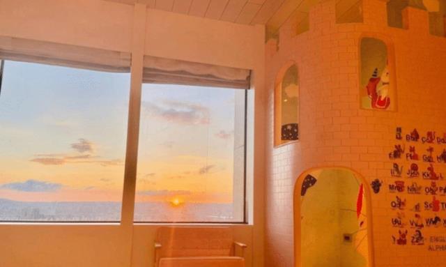 周杰伦|周杰伦分享近照，晒出6岁女儿美人鱼造型，发色超美