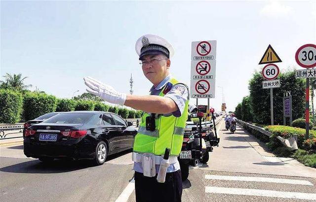 左转红灯亮能不能掉头?交警:弄不清这个问题,很可能会闯红灯