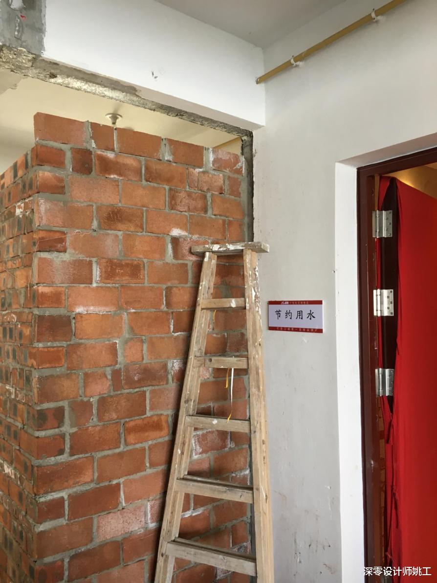 刚入住就看到墙体破裂了,或许砌砖师傅不专业,注意过程中这5个细节