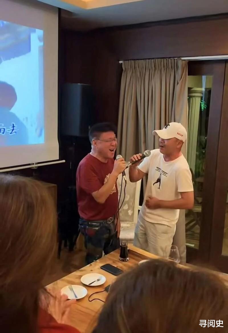 64岁姜育恒定居马六甲,家中豪宅宴客,大宅装饰豪华