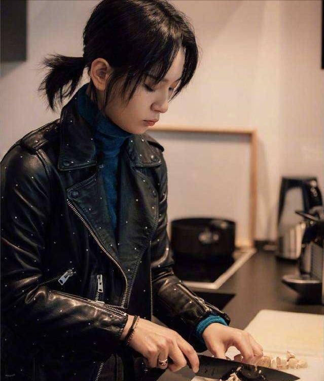 周笔畅|周笔畅豪宅曝光,独居17年不谈恋爱,清醒的人生到底有多爽?