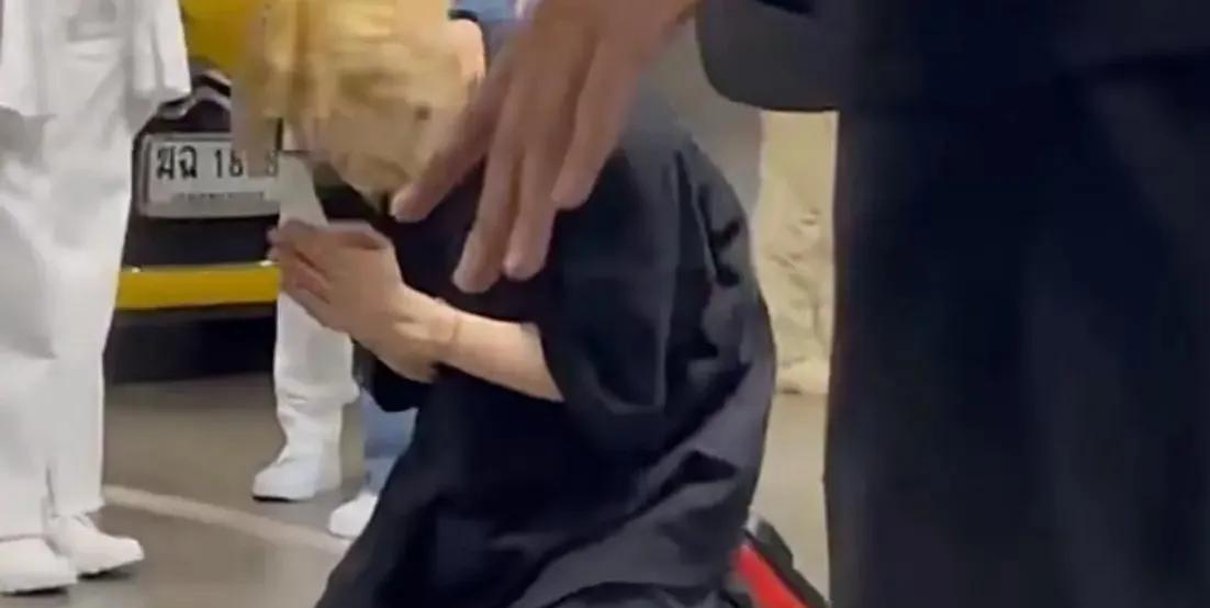 王嘉尔|王嘉尔在泰国的这一“跪”，撕下了多少崇洋媚外人的遮羞布