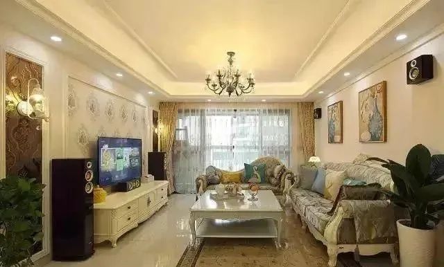 新房刚入住,朋友上门来参观,走进客厅一看都夸太漂亮了!