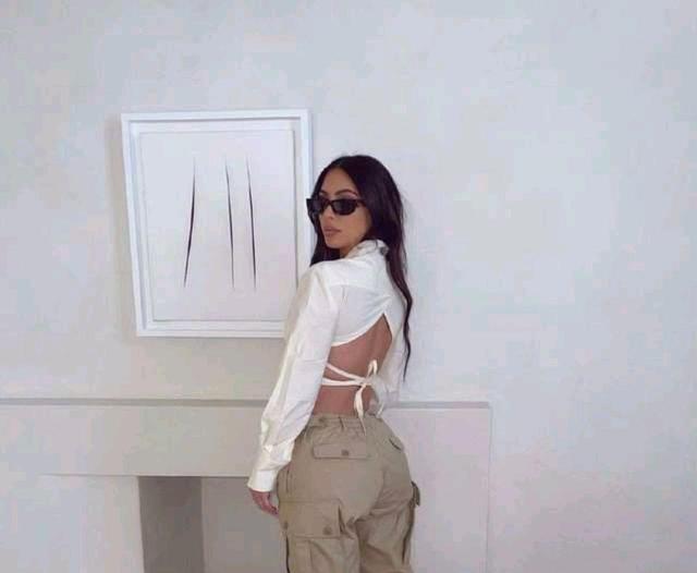 金·卡戴珊|卡戴珊晒写真照！身穿白色倒V上衣+绿色工装裤，长发披肩太迷人