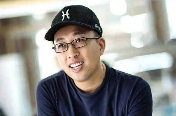 张兰|张兰卖床垫嘲讽具俊晔，用眉笔手指上画戒指，牛仔裤改装当挎包