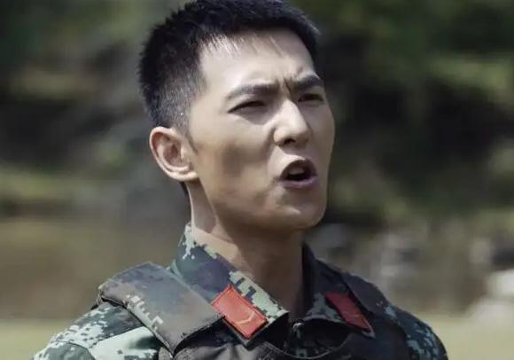 杨洋|《特战荣耀》赶超《与君》4天登顶热度榜，杨洋演技浮夸太油被嘲