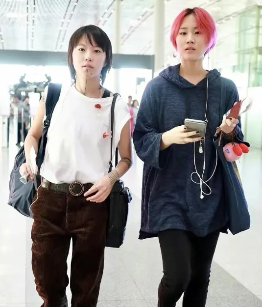 王菲|王菲两个女儿疑与亲爸过年，李嫣与窦靖童的待遇不同，只有她被骂