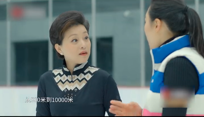 杨澜|杨澜开会给员工贴心按摩!被吐槽手劲太大,惹众人大笑氛围好