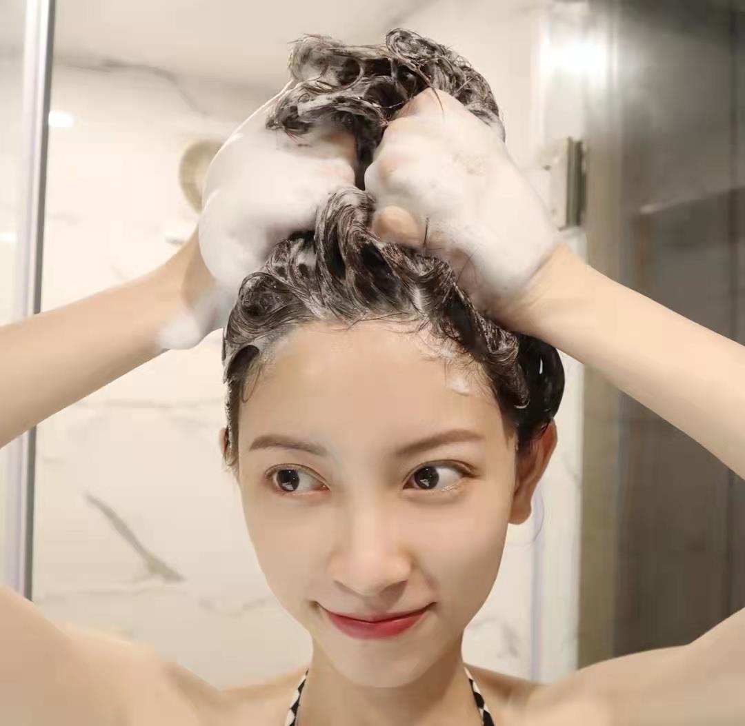 羽绒服 洗头时很容易犯的四个“错误”，难怪发量越来越少，尤其是第三个