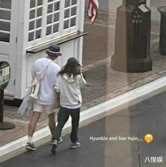 玄彬|玄彬孙艺珍甜蜜用餐、买冰淇淋后，又合体看演出，蜜月之旅好充实