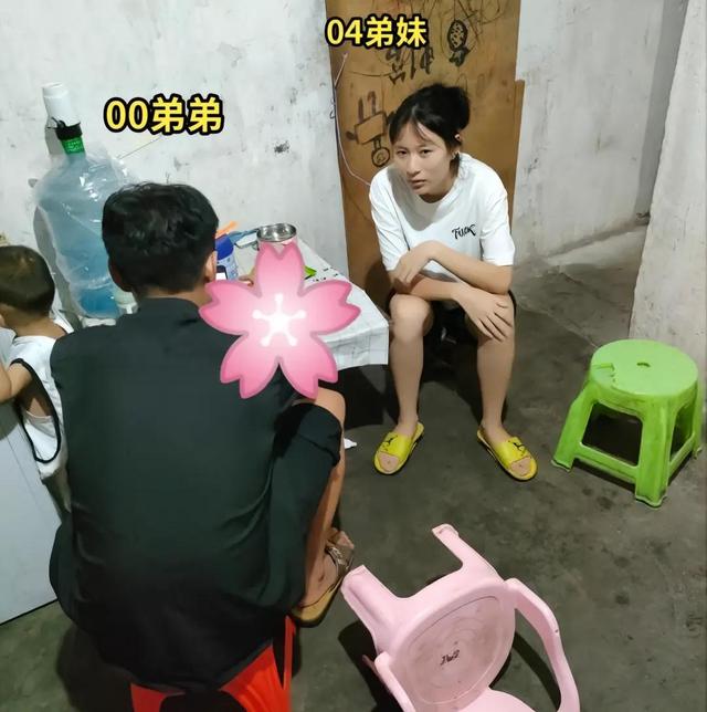 小伙不上班,买不起空调,带女友去父母和姐姐的出租屋蹭吃蹭空调