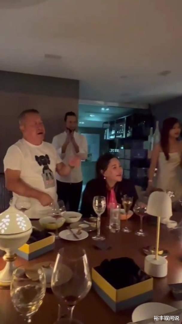 曾志伟|曾志伟被曝亲吻一米八的模特！曾与袁伟豪合作，曾是富豪派对常客