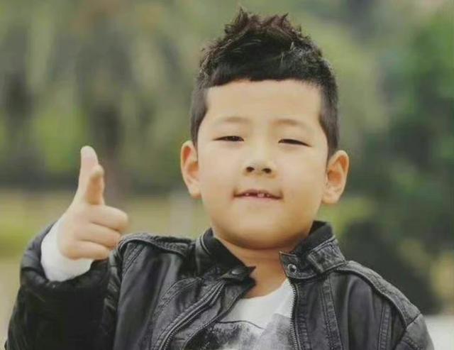 郭涛|郭涛儿子化身肌肉男了,身材壮硕,小石头变成“巨石强森”了!