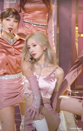 林更新|Apink普美舞跳到一半“白靴染红脚流血了”网友赞叹：很专业