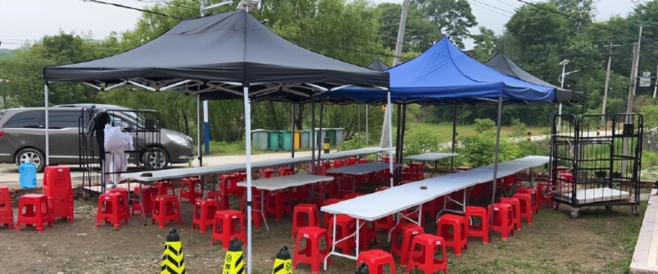 刘烨|胡歌到农村拍戏近照曝光，脸色憔悴又瘦一圈，现场简陋盒饭可口