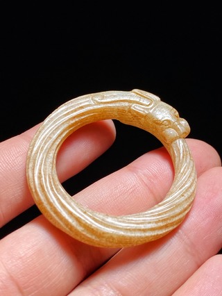 和田玉籽料|汉 和田玉籽料受沁 咬尾龙 绞丝环 挂件把件