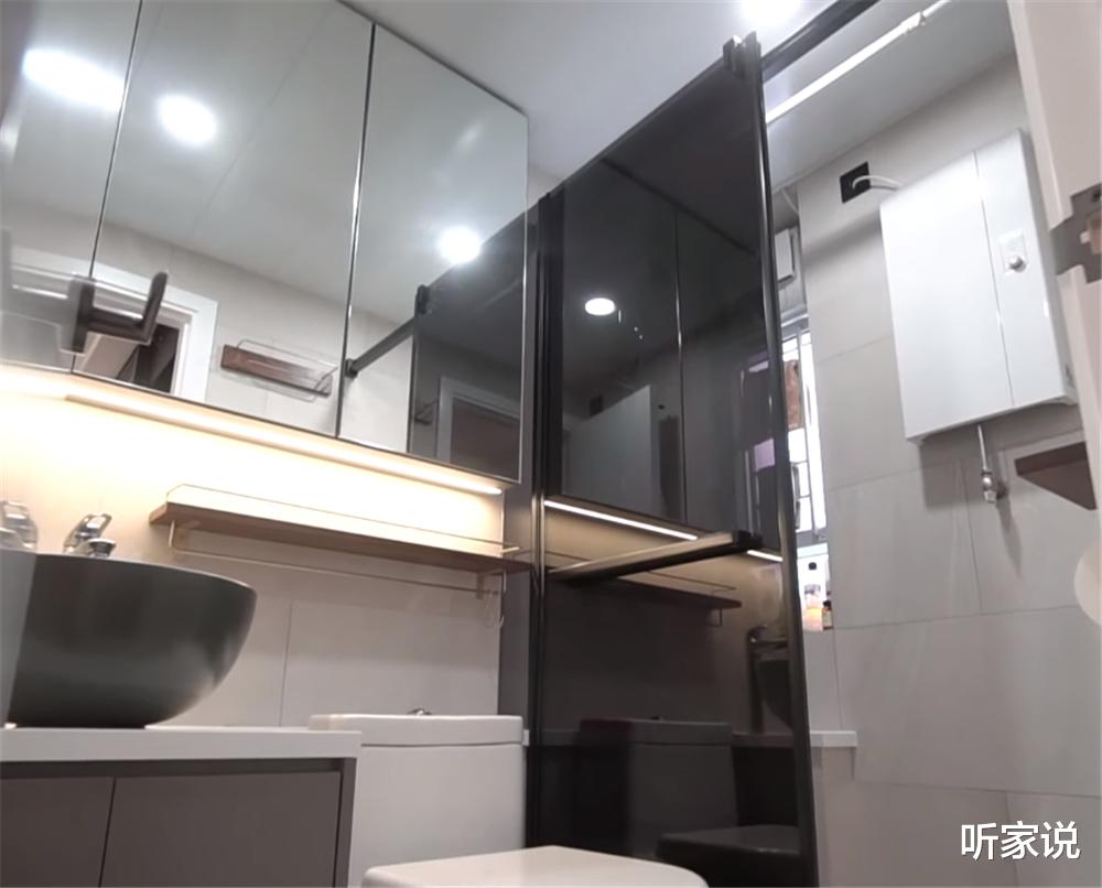 香港一家四口挤进44㎡小家，利用衣柜当隔断，两室“豪装”成三室