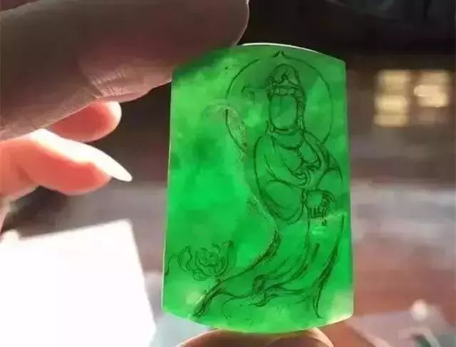 文玩|价值1.5万的翡翠原石表现的平凡无奇，切开后却“石破天惊”！