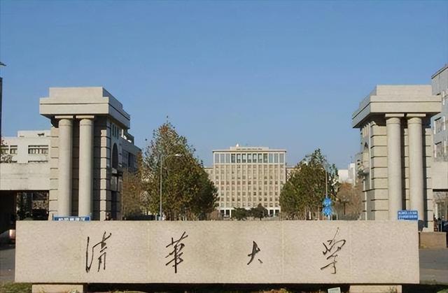 2020年儿子收到清华通知书,父母宴请全村,村民:通知书有错字