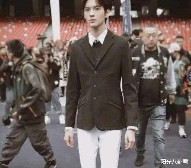 罗云熙|双腿细似竹竿，体型堪比纸片，内娱男星的审美真是太“畸形”了