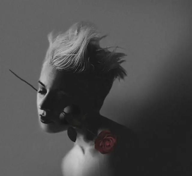 氛围感拉满,这位80后摄影师,把普通的照片变成了离奇梦境