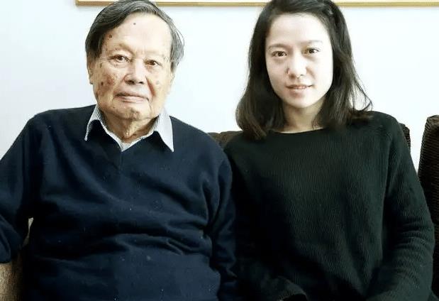 杨振宁|46岁翁帆为何仍对百岁高龄的杨振宁如此痴情!看看杨教授的“收入”