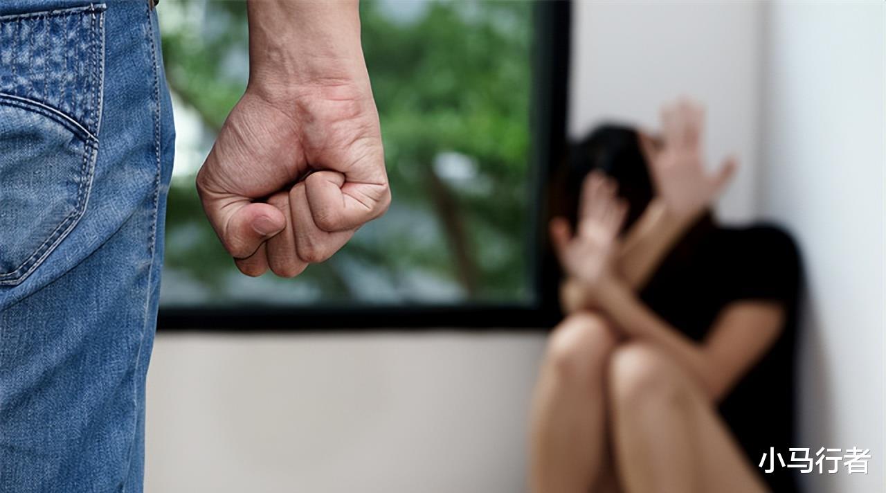 重庆老人因家暴被儿子打了一拳，为了报复，2年后砍断孙女脚筋