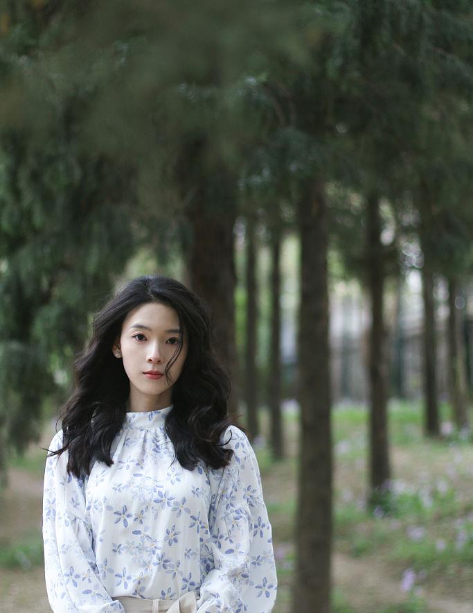 陈瑶|陈瑶工作室发布春日写真 穿碎花衬衣笑容明媚
