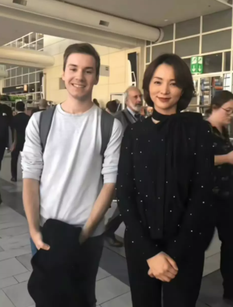 董卿|2009年，董卿被拍到和有妇之夫密春雷过从甚密。董卿的父亲多次对她劝说