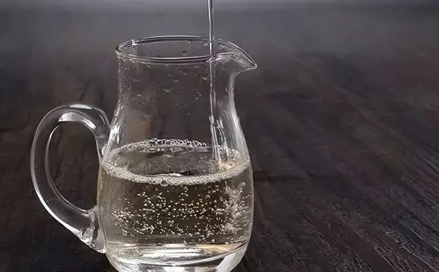 螃蟹|市场上常见的2种“添加剂”白酒，很多人还在喝，不妨来看看