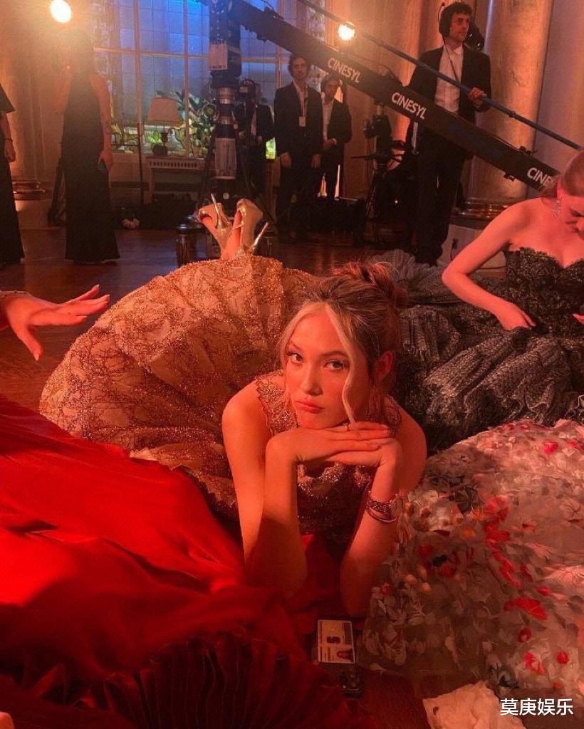 谷爱凌|谷爱凌巴黎舞会内部照曝光，深V装嘟嘴妖娆，趴在地上翘双脚卖萌