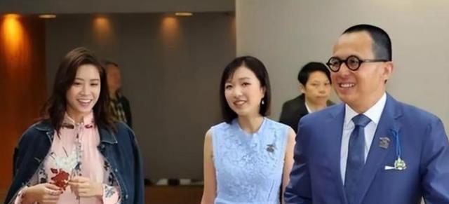 李泽楷坐拥千亿身家，一辆丰田车却开了12年，一套西装也穿好几年