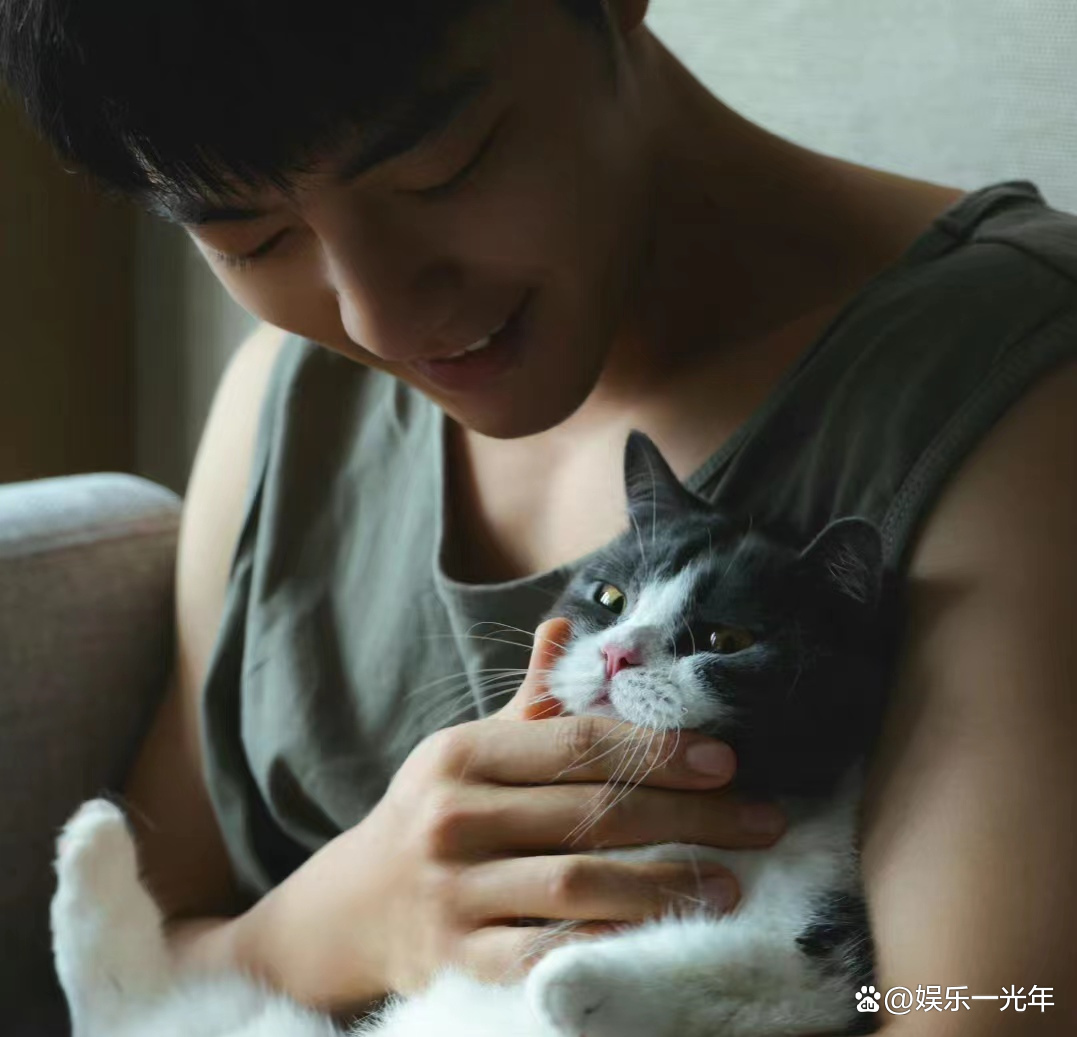 肖战|太暖心！依偎在肖战的怀里，被他深深地宠爱，粉丝们瞬间羡慕了！！