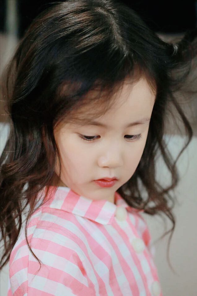 黄磊|黄磊二女儿近照曝光，比姐姐黄多多五官更精致，大长腿姑娘没错了