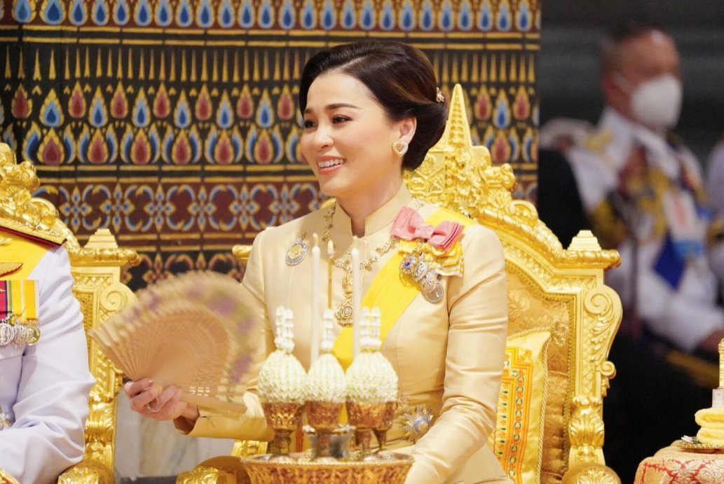 面膜 苏提达又戴心形耳坠,换一款发型勋章也多一枚,没有诗妮娜独自美
