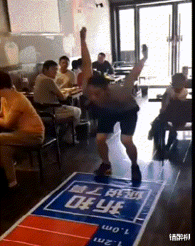 空军|“钓鱼的时候飞到我手上的，第一次见，有知道这是什么的吗？”