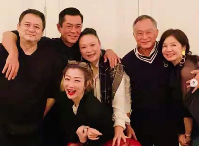 钟楚红|61岁钟楚红罕曝近照!皮肤松弛老态明显,为亡夫守寡14年生活滋润