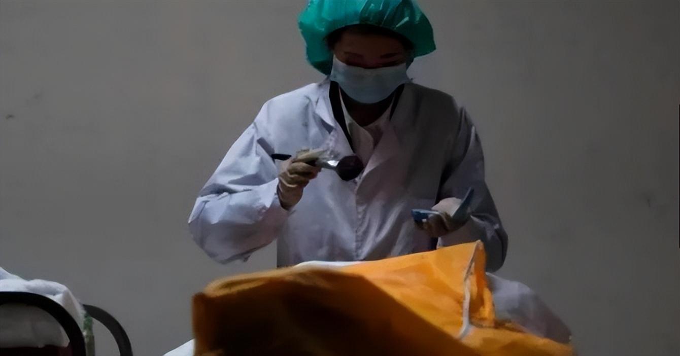 90后女孩处理过近万具尸体,亲妈嫌不吉利
