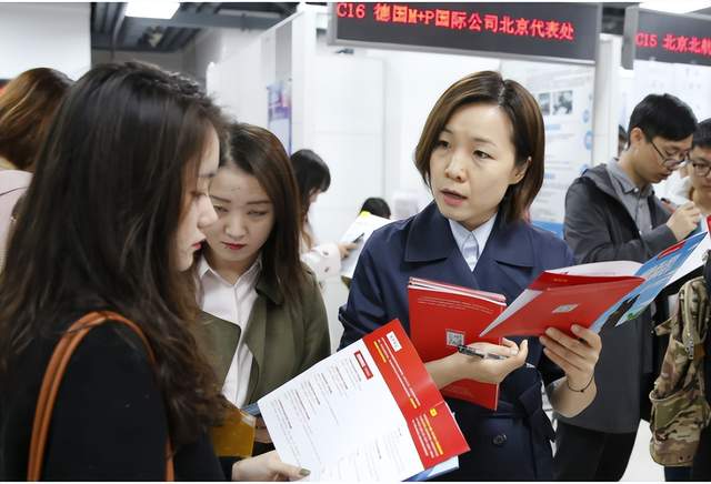 招聘|北京街道办招聘名单流出,北大博士4个大字,网友质疑:大材小用