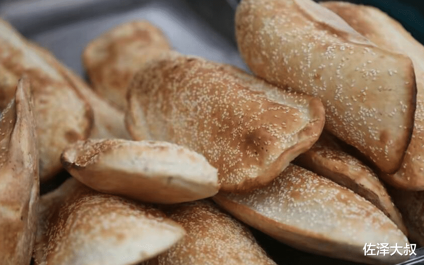 娱乐圈|河南烧饼摊，老板娘酷似王宝强走红，一块钱一个，一天赚七八百元