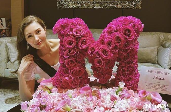 迪丽热巴|李嘉欣出院后首次露面！穿背心短裙捧蛋糕庆祝，脸色苍白强颜欢笑