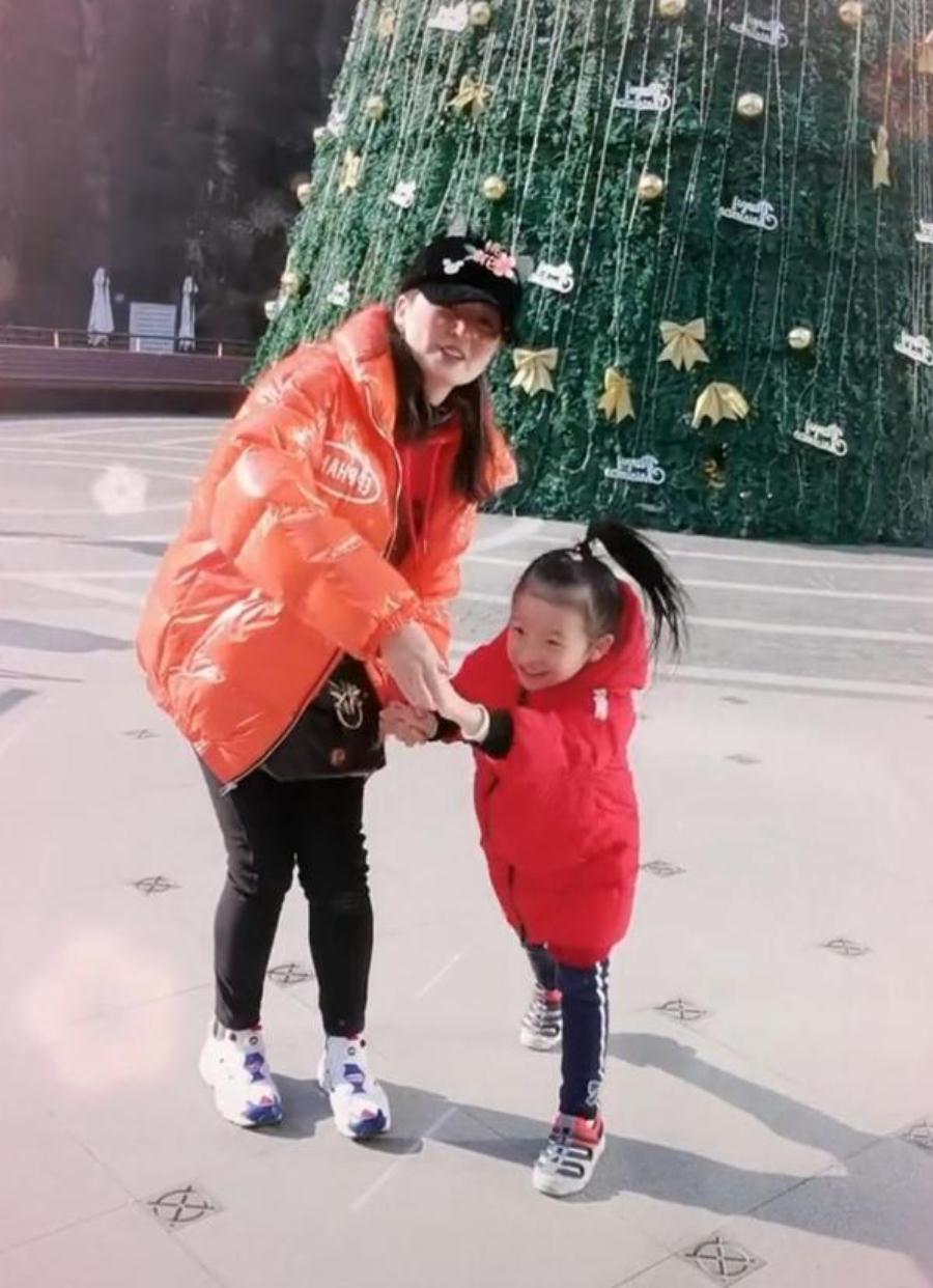 戴娇倩|39岁戴娇倩被质疑整容垫鼻子!霸气甩出旧照,从小就是高鼻梁