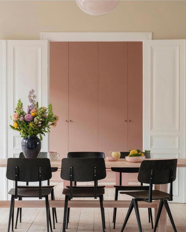 色彩柔和的住宅,精致女主人和所爱的家具物品,明亮温馨很想住