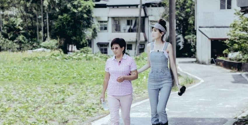 长裤还是推荐更时髦的穿法,陈若仪的这种搭配,显可爱还显嫩