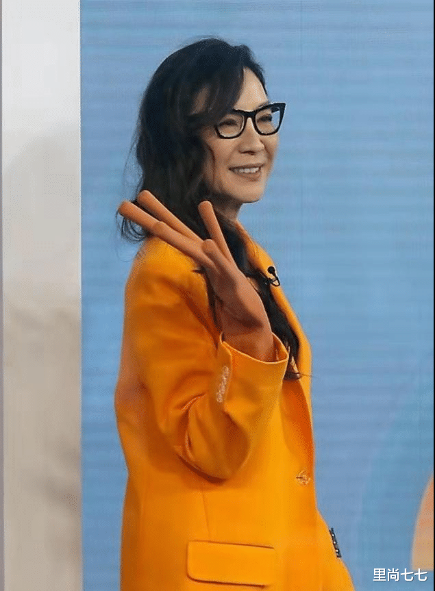 杨紫琼|杨紫琼痊愈后首露面，面色蜡黄好憔悴，拇指外翻踩驴蹄鞋好疼