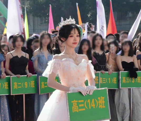 潘长江|高中女生因“举牌”走红，清纯可爱神似宋轶，评论区却一股酸味