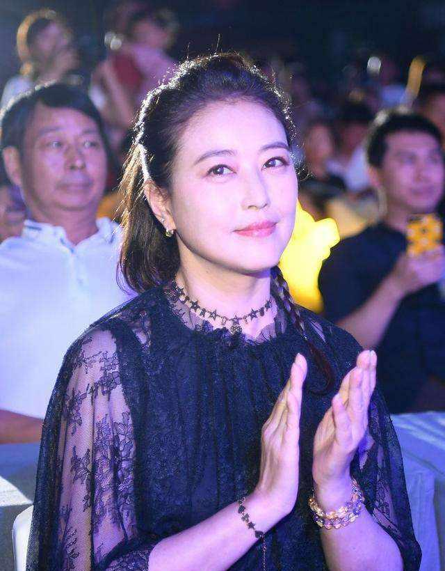 穿衣搭配 周海媚55岁了也时髦，穿衣素净从容，不扮嫩老去值得中年女性借鉴