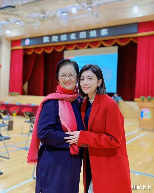 大衣 贾静雯回母校领奖，红色大衣穿出浓郁知性美，利落短发不减英气感